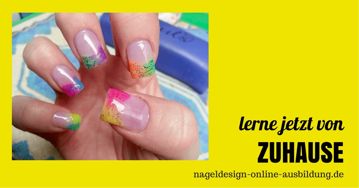 In der faszinierenden Welt des Nageldesigns warten unbegrenzte Möglichkeiten auf kreative Köpfe wie dich. Doch der Weg zur erfolgreichen Nageldesignerin erfordert mehr als nur ein Gespür für Farben und Formen. In diesem Blogartikel erfährst du, wie eine solide Ausbildung, die richtigen Fähigkeiten und zielgerichtete Marketingstrategien den Grundstein für deine Karriere legen können. Lass uns gemeinsam die Schritte erkunden, die dich auf den Weg zum Erfolg führen!
