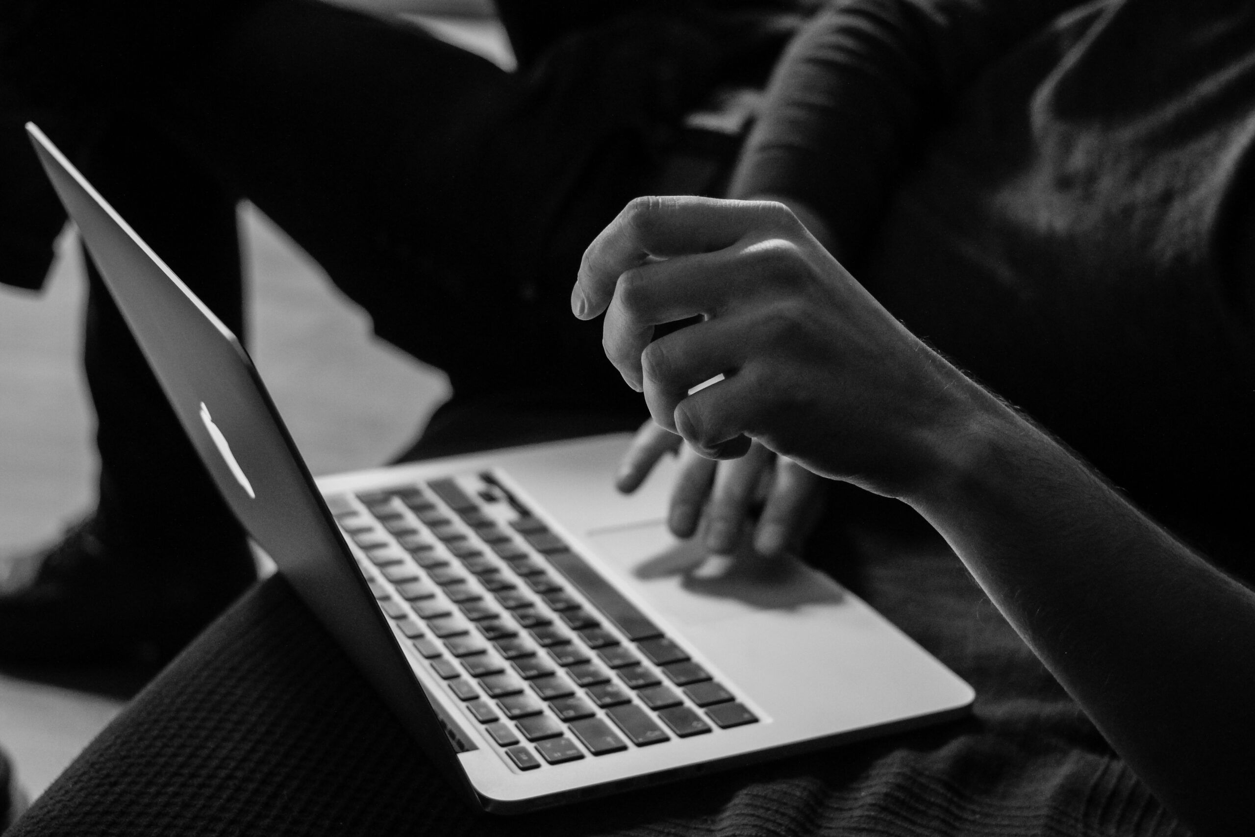 In der digitalen Ära eröffnen sich grenzenlose Möglichkeiten zur persönlichen und beruflichen Entwicklung – und Online-Coaching ist einer der vielversprechendsten Wege, um Ihre Ziele zu erreichen. Stellen Sie sich vor, Sie erhalten maßgeschneiderte Unterstützung, die sich nahtlos in Ihren Alltag integriert. In diesem Artikel erfahren Sie, wie Sie den idealen Online-Coach finden, welche Vorteile diese Form des Coachings mit sich bringt und wie Sie Ihr Coaching-Erlebnis optimal gestalten können. Lassen Sie sich inspirieren und entdecken Sie, wie Online-Coaching Ihr Leben verändern kann!